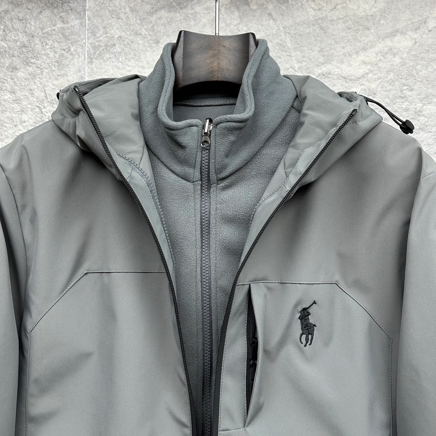 P490 Ralph Lauren 2025 new embroidered logo three-in-one jacket for couples, cotton jacket 💯Made of polyester fiber composite waterproof fabric, polar fleece liner, popular Internet celebrity style, exquisite craftsmanship, waterproof treatment of fabric, windproof and cold-resistant, excellent breathability, comfortable and versatile jacket, fashionable and versatile, same style as Internet celebrity, ingenious style, simple and fashionable, same style for men and women Original main wheat washed tag moisture-proof paper packaging 👍 Size: M—3XL Color: black gray